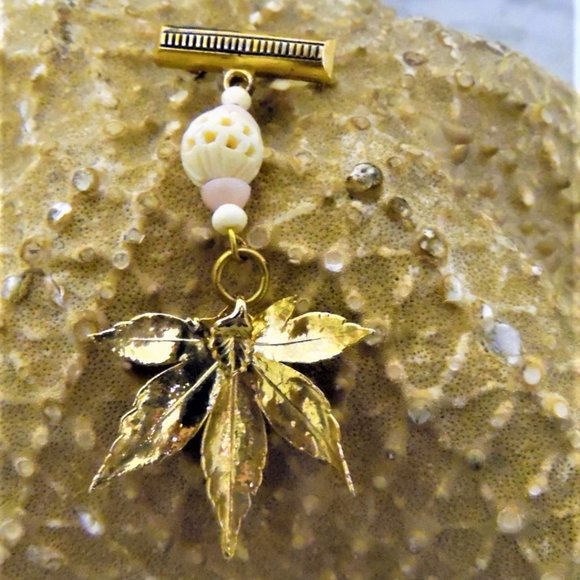 New 24k dipped maple leaf dangle pin - Picture 4 of 5